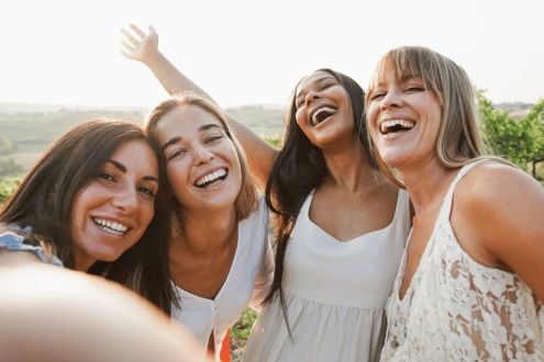 Feeling left out this summer? Experts say these 5 simple mindset shifts can help you beat FOMO for good