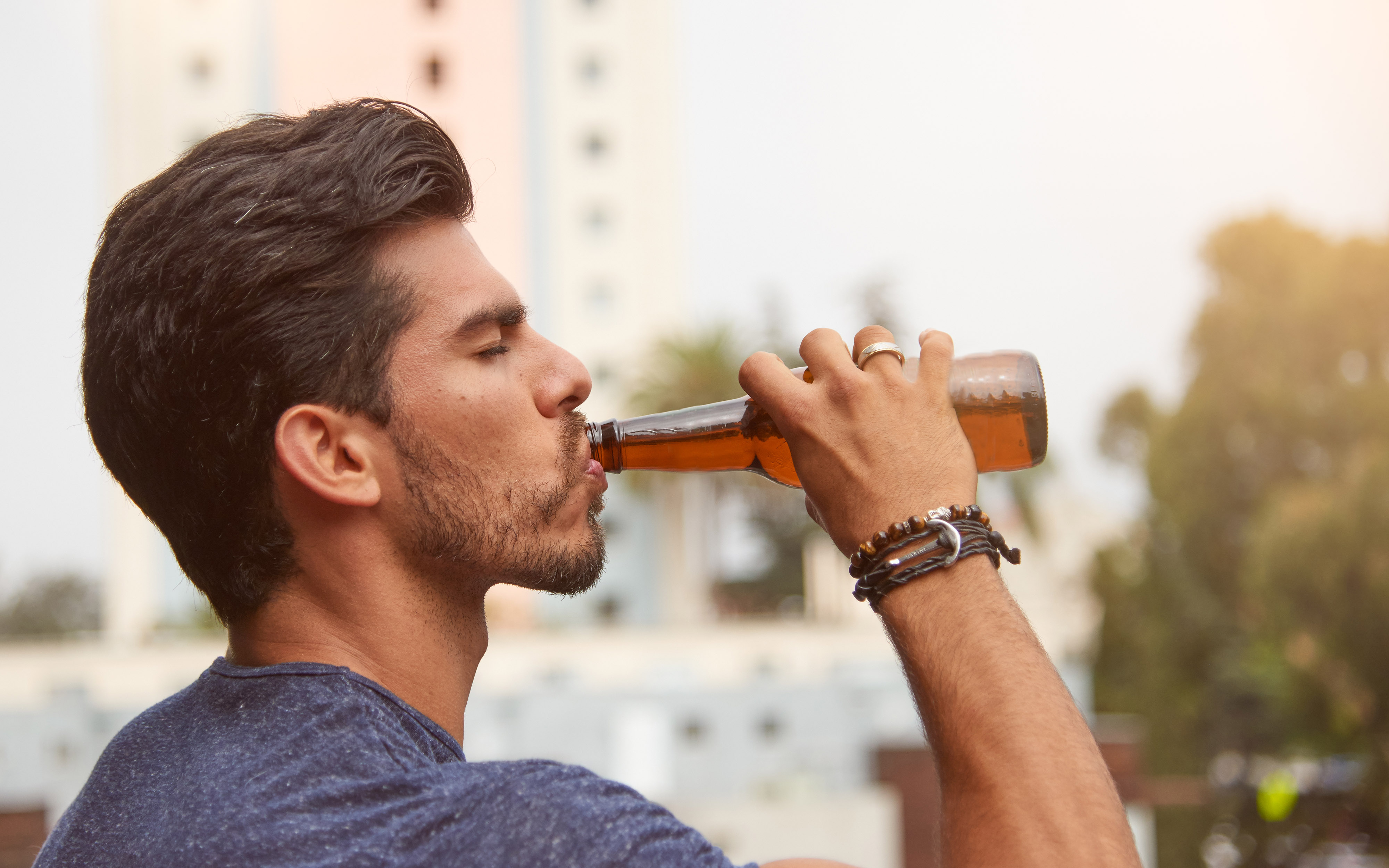 Мужчина пьет форум. Мужчина пьет. Мужчины выпивают. Пьющий парень. Пить алкоголь.
